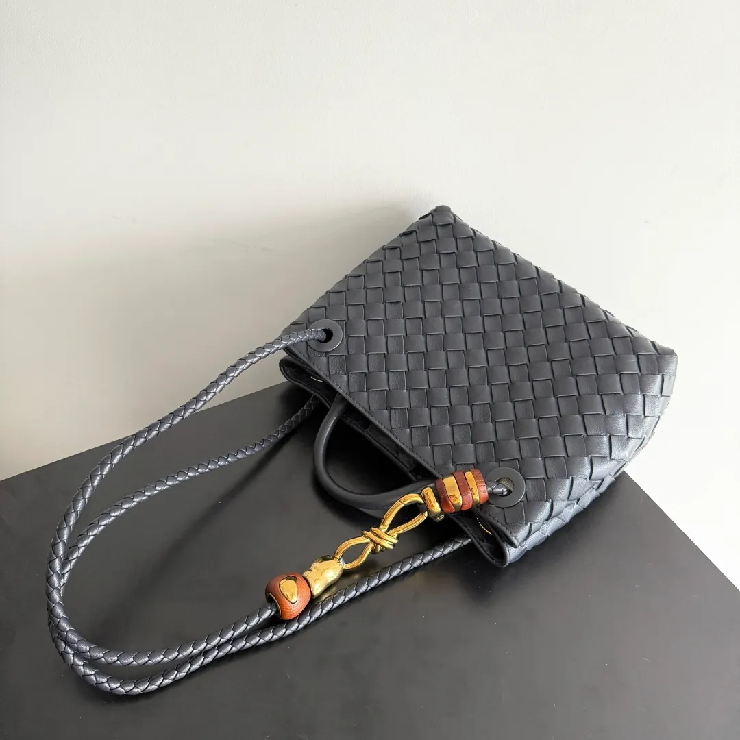 The new Andiamo batch of 3060 BV is shipped‼ ️The classic intercciato weaving process is used to create a soft bag, the metal knot is made of micro-cast aluminum using jewelry technology🪢, and the decorative beads are made of metal and hand-polished oak, allowing you to jump repeatedly between elegance and fun💃, making it unpredictable. Classic and versatile, it shows off your temperament, and the bag has a large capacity, making it very convenient for daily commuting! It has a variety of carrying methods, the shoulder straps can be adjusted by yourself, the original lambskin feels soft and delicate, and the unisex style breaks gender boundaries and brings a more practical and long-lasting use experience. The Andiamo, which has both elegant and casual styles, perfectly interprets the "fashionable old money style". Style number: 743568+wood hardware Color: space blue gold buckle Size: 25*22*10.5cm